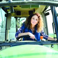 Agricultrice au volant d'un tracteur