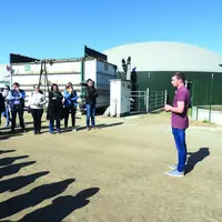 Nathan Lamat, exploitant agricole près de Brioude et membre de la SARL Agri Briva Métha, explique  le fonctionnement de l’unité de méthanisation à des