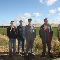 Yannick Salgues avec Nathan et les représentants de la FDSEA et des JA tout près de l'antenne relais que l'on aperçoit à gauche.