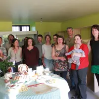 Les producteurs terminent l’installation de leur point de vente avant l’ouverture le 22 mai.