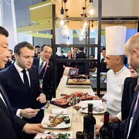 Bruno Dufayet (à droite), président de la FNB et membre d’Interbev, a expliqué aux présidents Macron et Jinping les spécificités des races à viande pr