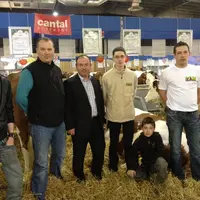 Laurent Duplomb avec les éleveurs Montbéliards.
Douchka du Gaec Jammes a obtenu le 1er prix de Championnat Jeune.