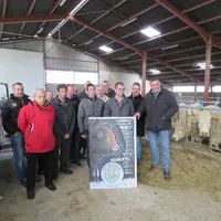 Sur l’exploitation de Mathieu Delorme à St Germain Laprade, des acteurs de la filière Bœuf de Haute-Loire.