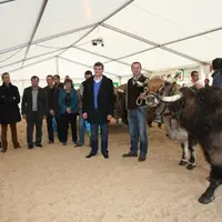 Les élus et les organisateurs et partenaires du concours avec les éleveurs.