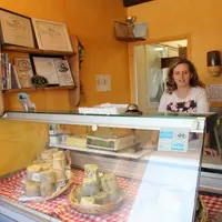 Quand elle est au point de vente sur la ferme, entre deux clients, Guylaine Vigouroux répond au téléphone, établit les factures, appelle ses fournisse