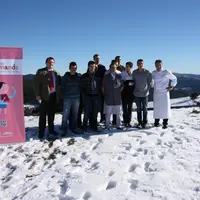 Les 9 finalistes dans les trois catégories avec le président du jury, Régis Marcon et un responsable du Guide Le Bottin Gourmand.