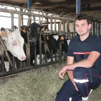 Mickaël Blanc devant les vaches laitières du Gaec des Granges.