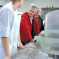 Le président du conseil régional, Laurent Wauquiez, échange avec des jeunes en formation boulangerie de la MFR de Balan dans l’Ain.