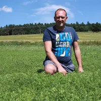 Emmanuel Eymard au milieu de l’une de ses parcelles de Lentille Verte du Puy.