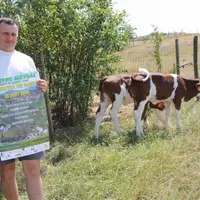Laurent Mirmand, éleveur et associé du Gaec de l’Erosion (100 ha de SAU-quota lait de 235 000 L) au Monastier. 
Avec son frère Gérard, Il élève 32 Mo