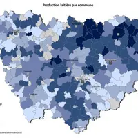 Cette carte de la densité laitière par hectare de SAU à l'échelle de la commune affiche clairement les zones laitières du département.