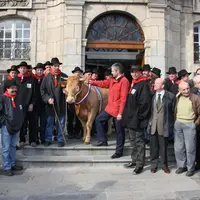Éleveurs et élus du secteur du Mézenc (Haute-Loire et Ardèche) devant la mairie du Puy en Velay pour faire la promotion de leur AOC.