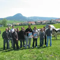 Les organisateurs de ce comice réunis devant le cheptel laitier du lycée agricole d’Yssingeaux.