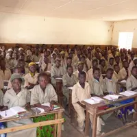 Le collège de Bala avec ses élèves. Collège qui verra bientôt pousser une ferme-école à proximité.