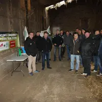 Les candidats de la liste FDSEA-JA font le tour des cantons. Ici au Gaec des Cabarets à Coubon.