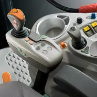 Les chargeurs montés d’usine permettent de valoriser les commandes intégrées des tracteurs.