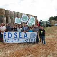 Agriculteurs et responsables FDSEA 43-15 sur une parcelle où se déroulait le chargement des camions.