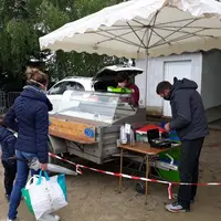 Devant les stands, des barrières pour éviter que les clients touchent les produits...