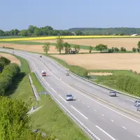 La pression foncière est due aux besoisn croissants en surfaces pour l'urbanisation et les infrastructures routières.