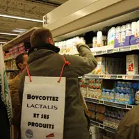 Slogans - Les laiteries arnaquent les producteurs de lait - Lactalis : Médaille d’or du «Président» qui paie le plus mal ses producteurs - Lactalis re