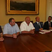De gauche à droite : Hervé Morainville et Gilbert Guignand de la FDSEA, Gilbert Bros de la Chambre d’Agriculture, le Préfet, Denis Conus, Bruno Locque