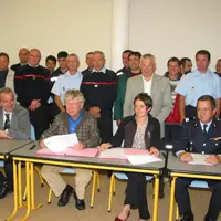 Derrière le Préfet Richard Didier, Gérard Roche, Sandrine Cottier et Gabriel Weigel,
des agriculteurs pompiers volontaires et des pompiers profession
