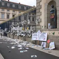 Des papiers sur les grilles de la Préfecture pour montrer au Préfet que les agriculteurs refusent l’empilement des contraintes.