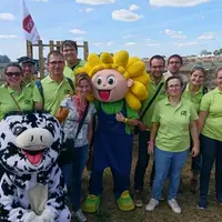 L’équipe altiligérienne d’éclaireurs autour de leur présidente Laurine Rousset et de la mascotte Jim Bataille.
