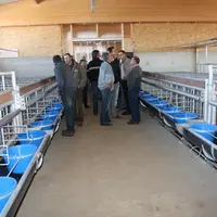 De nombreux éleveurs sont venus visiter le nouveau bâtiment béton-bois de 1 090 m2.