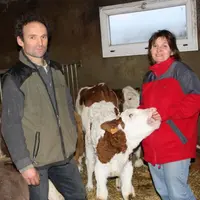Hubert et sa femme Evelyne, qui a plus particulièrement en charge cet atelierqui se trouve fort bien adapté aux dames.