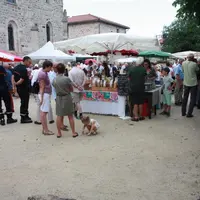 Consommateurs, producteurs et élus étaient à Chomelix le 19 juillet pour célébrer les 20 ans du marché du soir.