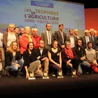Les huit lauréats se sont vus remettre les Trophées de l’agriculture par les partenaires de l’événement.