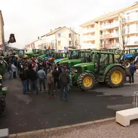 Une cinquantaine de tracteurs a roulé sur Yssingeaux le 5 février au matin.