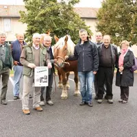 Le président du syndicat des chevaux Haute-Loire, Yves Jouve en compagnie des vice-présidents, et secrétaire du syndicat et du maire de Landos.