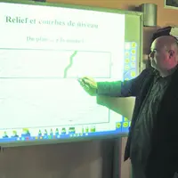 Le tableau blanc interactif, un dispositif essentiel du programme « école numérique rurale ».