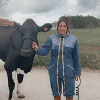 Alexia avec l’une de ses vaches Prim’Holstein...