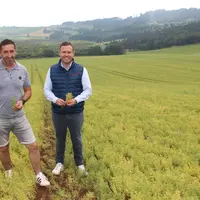 Franck Rocher, agriculteur et président de l’ODG Lentilles vertes du Puy-en-Velay et Antoine Wassner, PDG  de l'entreprise Sabarot.