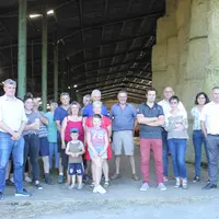 La famille Boulet et ses voisins ainsi que les responsables agricoles du département autour du député et conseiller régional Jean-Pierre Vigier sur l'