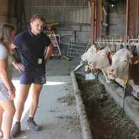 Émeline et Maxime Deberle du gaec des Prés Ronds à St Privat du dragon