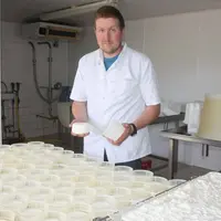 Florian Bleu jeune agriculteur en ovins lait à Polignac.