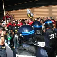 Le ministre a dû son salut au déploiement des CRS, dont on comptait une vingtaine de fourgons à l’extérieur.