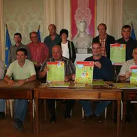 Au premier rang : Jérôme Dugua, des établissements Vey, Dominique Chalendard, Gilbert Bros,
Eric Raveyre et Laurent Albaret en compagnie de quelques