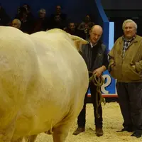 Photo de l'éleveur bovin et de Gérard Depardieu.