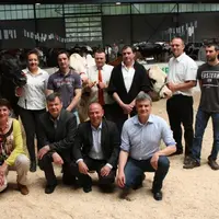 Élus et présidents des syndicats de races avec les trois championnes espoirs Montbéliarde, Prim'Holtein et Abondance.
