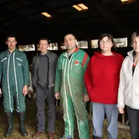 Les associés du Gaec du Belvédère et leurs techniciens.