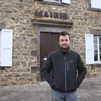Mikaël Vacher devant son “deuxième bureau” :  la mairie de Chassagnes.
