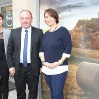 Le sénateur entouré de ses deux collaboratrices : Christelle Michel et Karine Vincent.