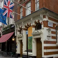 Drapeaux européen et britannique sur la façade du bureau de représentation de l'UE à Londres.