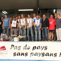 Sur le podium, les 3 premiers de chaque catégorie, labour en planche et labour à plat, entourés des responsables professionnels départementaux, des él