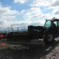 Un slalom entre 2 plots avec une charge de grande largeur sur une fourche avant, pas si facile !